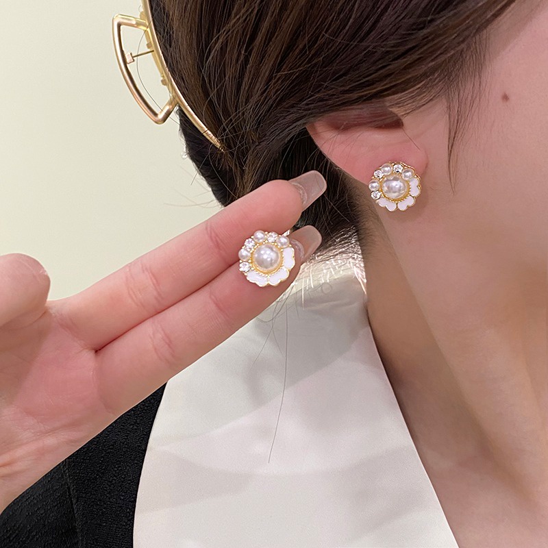Kẹp tai ngọc trai tròn sang trọng nhẹ phong cách Hàn Quốc kẹp tai hoa đơn giản không xỏ khuyên cần thiết 2025 phụ kiện thời trang mới