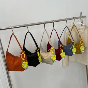 Túi nylon chống thấm nước đơn giản Túi đeo nách Túi xách màu trơn Túi xách phong cách mới Túi vải nylon sáp mềm Túi xách nửa tháng Túi xách bánh bao siêu @