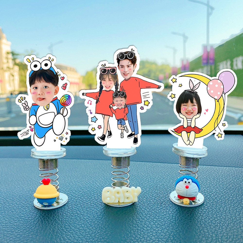 ( QUÀ TẶNG VALENTINE ) Standee lò xo lắc lư đáng yêu trong suốt đế dính trang trí in theo yêu cầu chibi