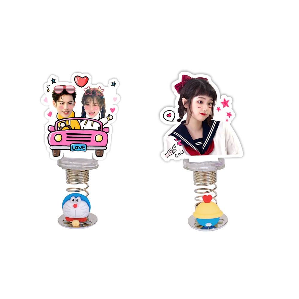 ( QUÀ TẶNG VALENTINE ) Standee lò xo lắc lư đáng yêu trong suốt đế dính trang trí in theo yêu cầu chibi