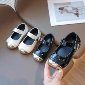 Giày bệt tập đi mũi vàng da PU bóng mềm nhẹ cho bé gái - Giày búp bê quai dán đính chữ min dễ thương cho bé 5906