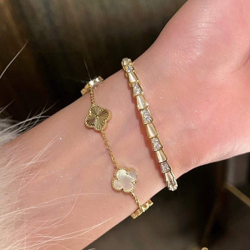 Vòng Tay Nữ Thời Trang với Kim Cương Giả Hình Bốn Lá Cỏ Ba Lá và Opal Rắn Mở - Perfect Gift 2025