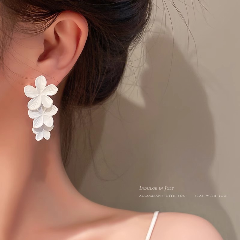 Bông tai hoa trắng mùa hè thiết kế thích hợp bông tai cảm giác khí chất bên bờ biển ngày lễ bông tai cao cấp cảm giác
