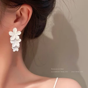 Bông tai hoa trắng mùa hè thiết kế thích hợp bông tai cảm giác khí chất bên bờ biển ngày lễ bông tai cao cấp cảm giác