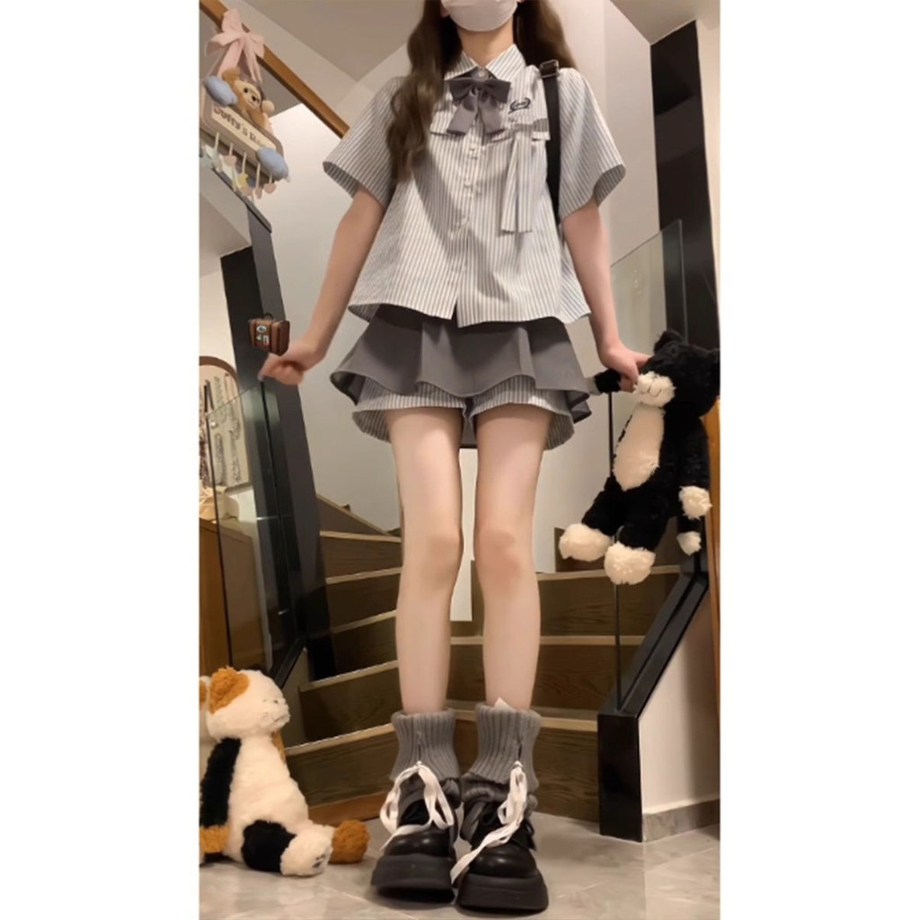 [YU]Bộ JK Hàn Quốc dễ thương, áo sơ mi tay ngắn sọc nhỏ phối chân váy xếp ly trẻ trung.