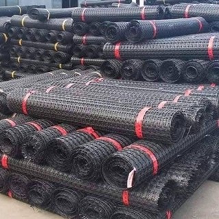 Loại 1 ô 2cmx2cm cao 2M dài 50M nặng 16kg_17kg. Lưới nhựa hàng rào. Dùng trong chăn nuôi gà vịt, trồng cây