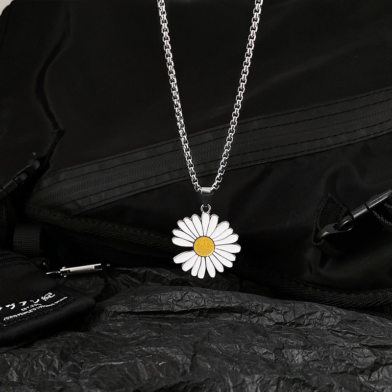Hip Hop Daisy Thép Titan Vòng Cổ Nữ Đơn Giản Hợp Thời Trang Influencer Đĩa Retro Cặp Đôi Mặt Dây Chuyền Phụ Kiện