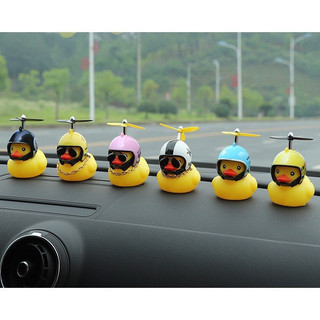 Chú vịt vàng đội mũ bảo hiểm gắn chong chóng trang trí xe hơi xe máy - SUNND