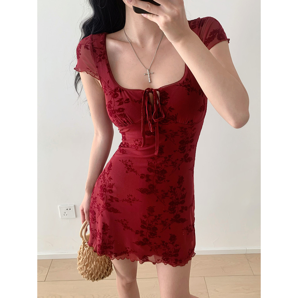 Pháp Nguyên Chất Desire Phong Cách Đổ xô Váy Ngắn Gợi Cảm In Hình Màu Đỏ Ôm Hẹp Cổ Vuông Gạc Tay Ngắn Dây Đeo Ngực Tính Khí Xù Một @ -