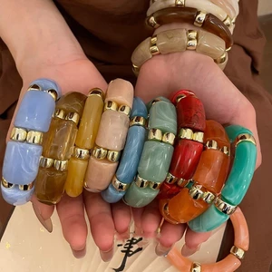 Vòng tay nối vuông nhựa châu Âu và Mỹ này thời trang, hợp thời trang, đa năng và thanh lịch. Nó có thiết kế độc đáo và là phụ kiện thích hợp cho nữ