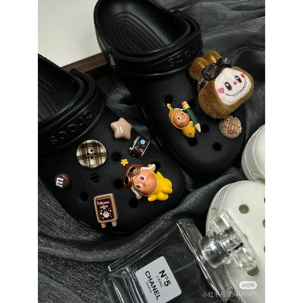 POP MART POP MART Starman Khóa giày Lỗ Phụ kiện giày jibbitz Lỗ Khóa giày Busch Khóa giày Zhibixing Thích hợp cho cá sấu Khóa giày có thể tháo rời ins Giày hoa