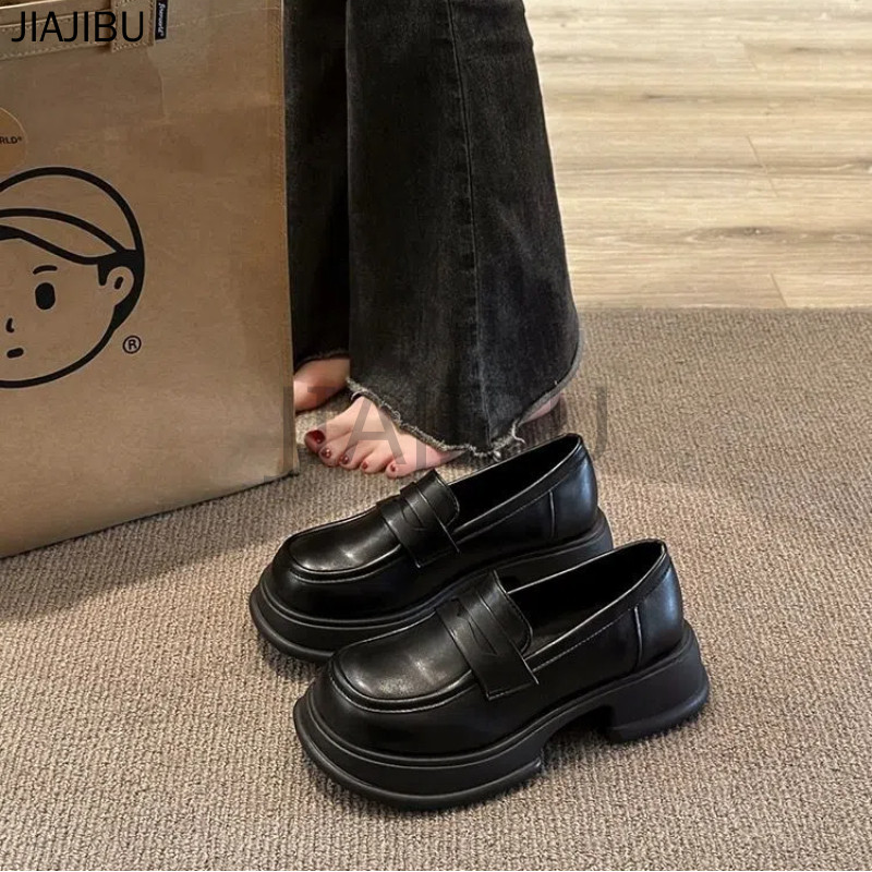 Size 35-45 Giày Nữ Cỡ Lớn Giày Da Nhỏ Mũi Tròn Chống Trượt Phong Cách Anh Có Gót Dày 44 Giày Lười Slip-on Giày Học Sinh Cao Gót Màu Đen 43 Korean Fashion Retro Platform Mary Jane Shoes French Soft Sole Cosplay Doll Shoes Giày Lolita Đồng Phục JK Nhật Bản