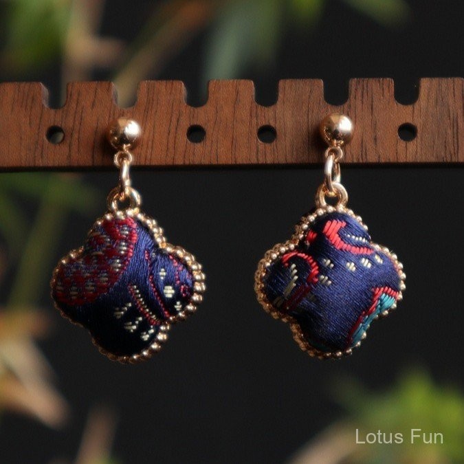 Mới Trung Quốc Cổ Điển Phong Cách Trung Hoa Nhiều Màu Bông Tai Cỏ Bốn Lá Bạc 925 Kim Handmade Song Jin Đơn Giản Phù Hợp Với Bông Tai Thành Phẩm