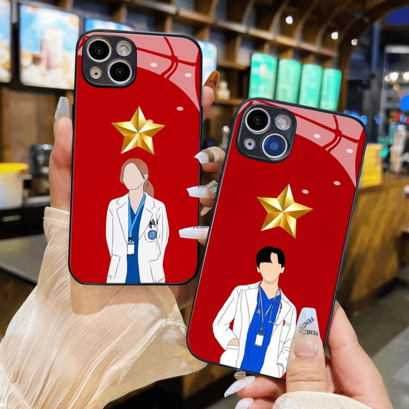 Ốp Lưng Kính Hình Bác Sĩ Cờ Đỏ Cho iPhone 16 17,15 14 13 12 11 8 7 6 6s 6p 7p 8p 6g 7g 8g Pro Max XR XS xsmax Plus