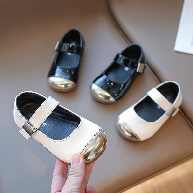 Giày bệt tập đi mũi vàng da PU bóng mềm nhẹ cho bé gái - Giày búp bê quai dán đính chữ min dễ thương cho bé  5906