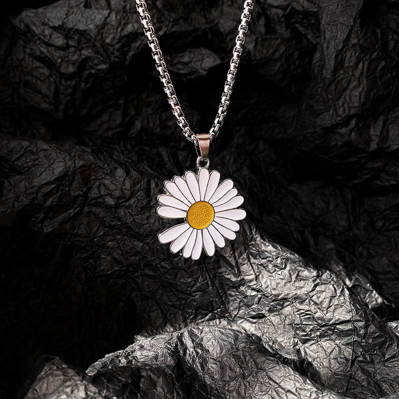 Hip Hop Daisy Thép Titan Vòng Cổ Nữ Đơn Giản Hợp Thời Trang Influencer Đĩa Retro Cặp Đôi Mặt Dây Chuyền Phụ Kiện