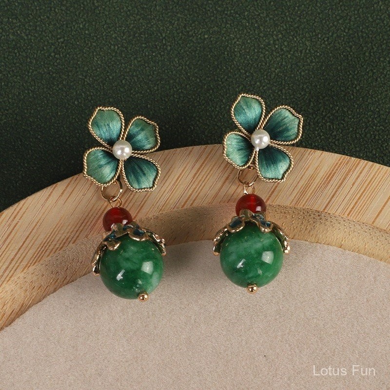 Bông tai nhũ vàng filigree cổ điển, phù hợp với váy sườn xám và phụ kiện hàng ngày