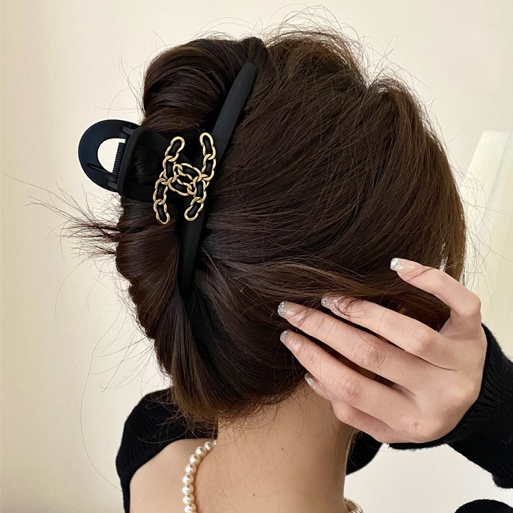 Kẹp tóc chữ cái kiểu Pháp