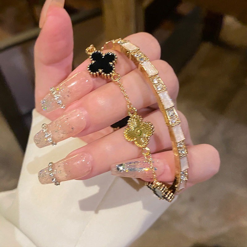 Vòng Tay Nữ Thời Trang với Kim Cương Giả Hình Bốn Lá Cỏ Ba Lá và Opal Rắn Mở - Perfect Gift 2025