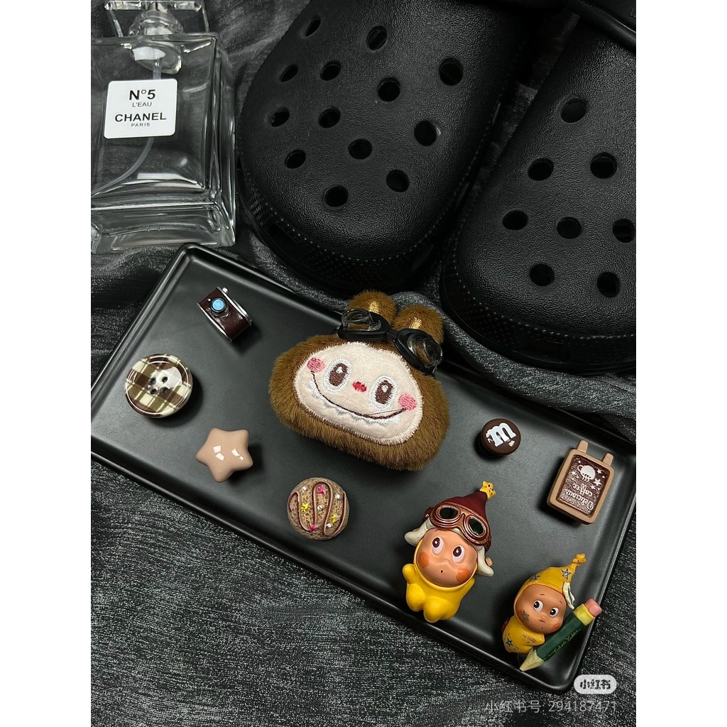 POP MART POP MART Starman Khóa giày Lỗ Phụ kiện giày jibbitz Lỗ Khóa giày Busch Khóa giày Zhibixing Thích hợp cho cá sấu Khóa giày có thể tháo rời ins Giày hoa
