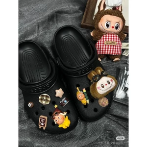 POP MART POP MART Starman Khóa giày Lỗ Phụ kiện giày jibbitz Lỗ Khóa giày Busch Khóa giày Zhibixing Thích hợp cho cá sấu Khóa giày có thể tháo rời ins Giày hoa