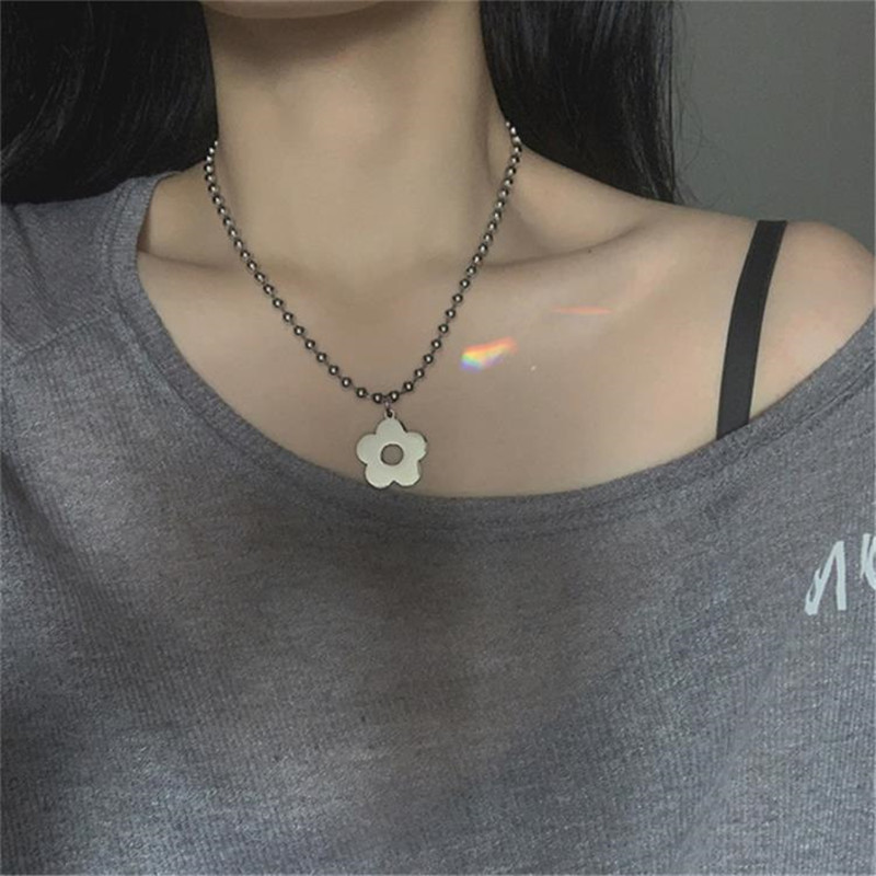 Vòng cổ mặt dây chuyền hoa bằng thép không gỉ nữ tính đơn giản cao cấp vòng cổ Hip-Hop