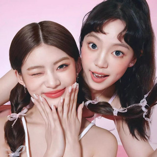 Son bóng gương sóng nước VEECCI cung cấp dưỡng ẩm lâu trôi và không dễ bị đổi màu Nó là bóng môi thủy tinh có bóng môi màu đỏ