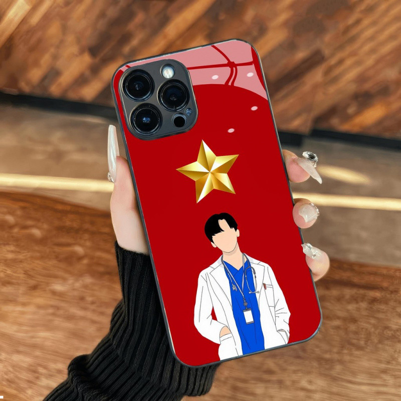 Ốp Lưng Kính Hình Bác Sĩ Cờ Đỏ Cho iPhone 16 17,15 14 13 12 11 8 7 6 6s 6p 7p 8p 6g 7g 8g Pro Max XR XS xsmax Plus
