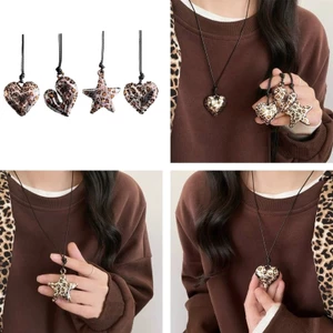 Vòng cổ mặt dây chuyền hình trái tim tông màu vàng exhila với thiết kế in họa tiết da báo thanh lịch