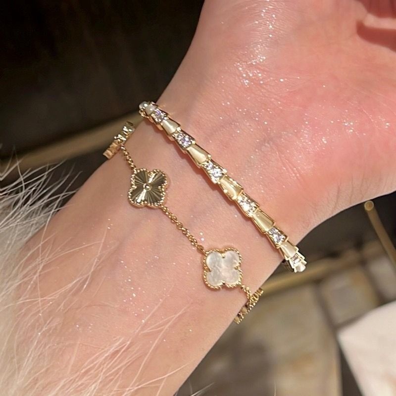 Vòng Tay Nữ Thời Trang với Kim Cương Giả Hình Bốn Lá Cỏ Ba Lá và Opal Rắn Mở - Perfect Gift 2025