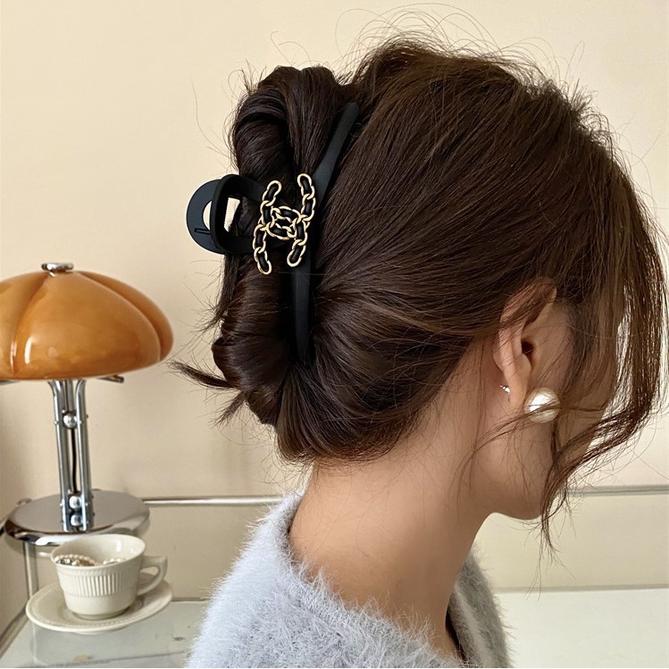Kẹp tóc chữ cái kiểu Pháp