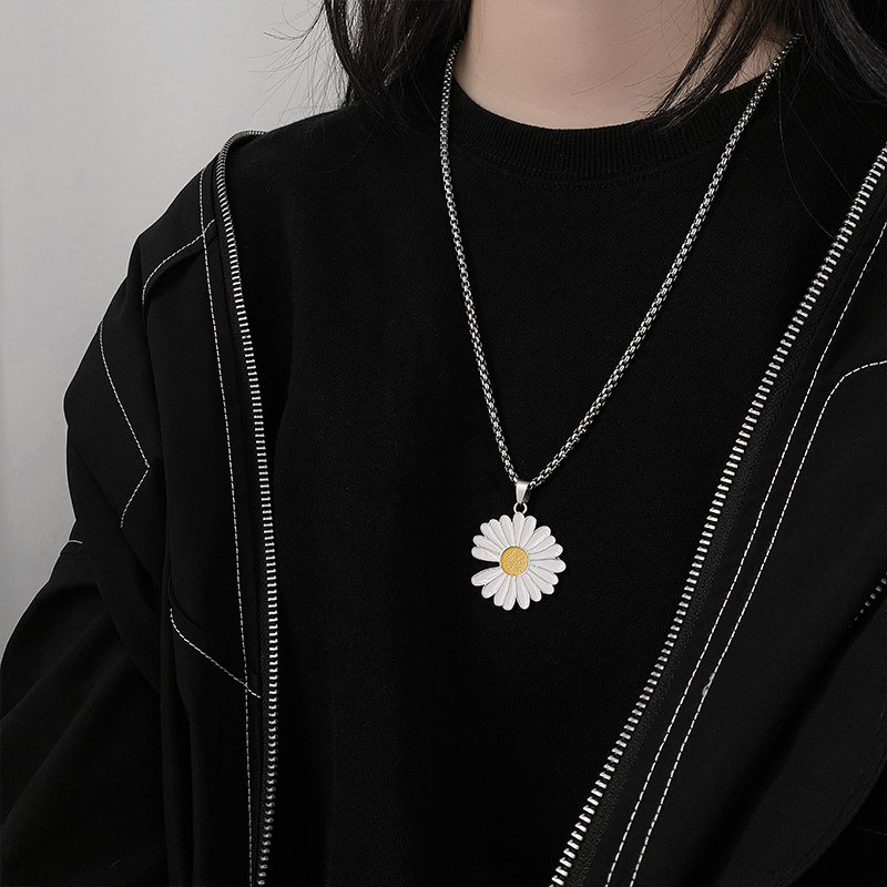 Hip Hop Daisy Thép Titan Vòng Cổ Nữ Đơn Giản Hợp Thời Trang Influencer Đĩa Retro Cặp Đôi Mặt Dây Chuyền Phụ Kiện