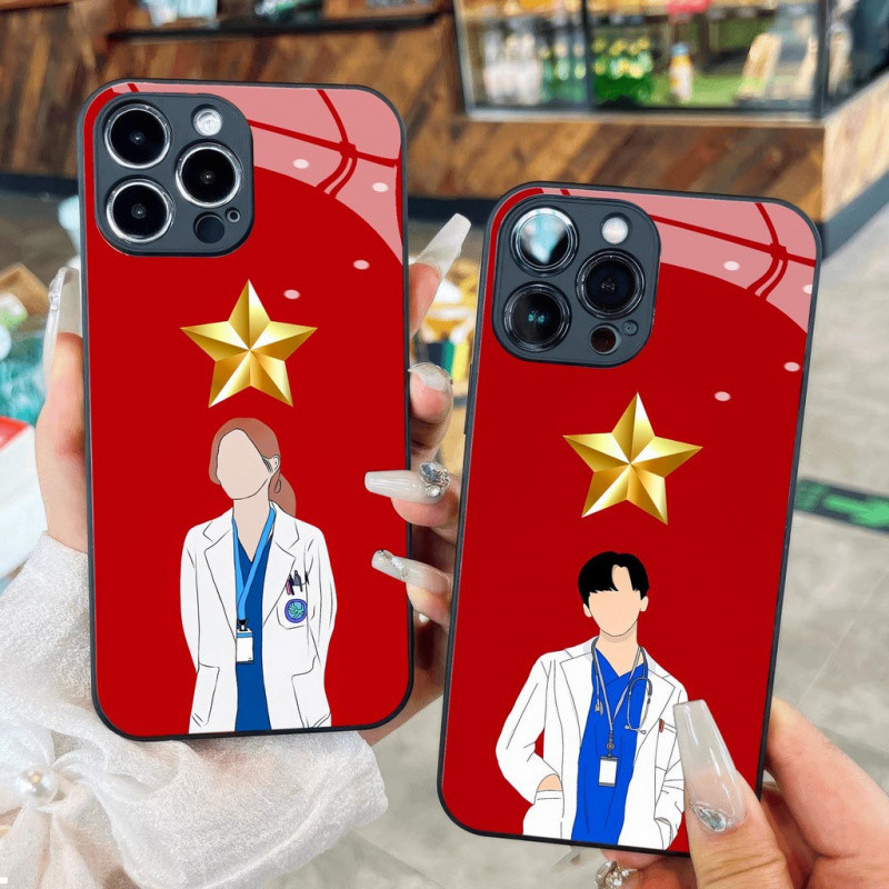Ốp Lưng Kính Hình Bác Sĩ Cờ Đỏ Cho iPhone 16 17,15 14 13 12 11 8 7 6 6s 6p 7p 8p 6g 7g 8g Pro Max XR XS xsmax Plus