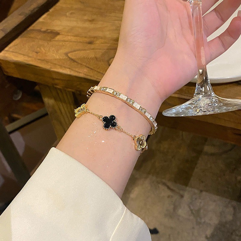 Vòng Tay Nữ Thời Trang với Kim Cương Giả Hình Bốn Lá Cỏ Ba Lá và Opal Rắn Mở - Perfect Gift 2025