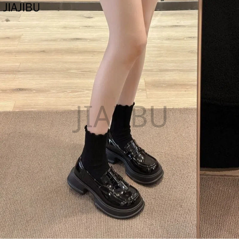 Size 35-45 Giày Nữ Cỡ Lớn Giày Da Nhỏ Mũi Tròn Chống Trượt Phong Cách Anh Có Gót Dày 44 Giày Lười Slip-on Giày Học Sinh Cao Gót Màu Đen 43 Korean Fashion Retro Platform Mary Jane Shoes French Soft Sole Cosplay Doll Shoes Giày Lolita Đồng Phục JK Nhật Bản