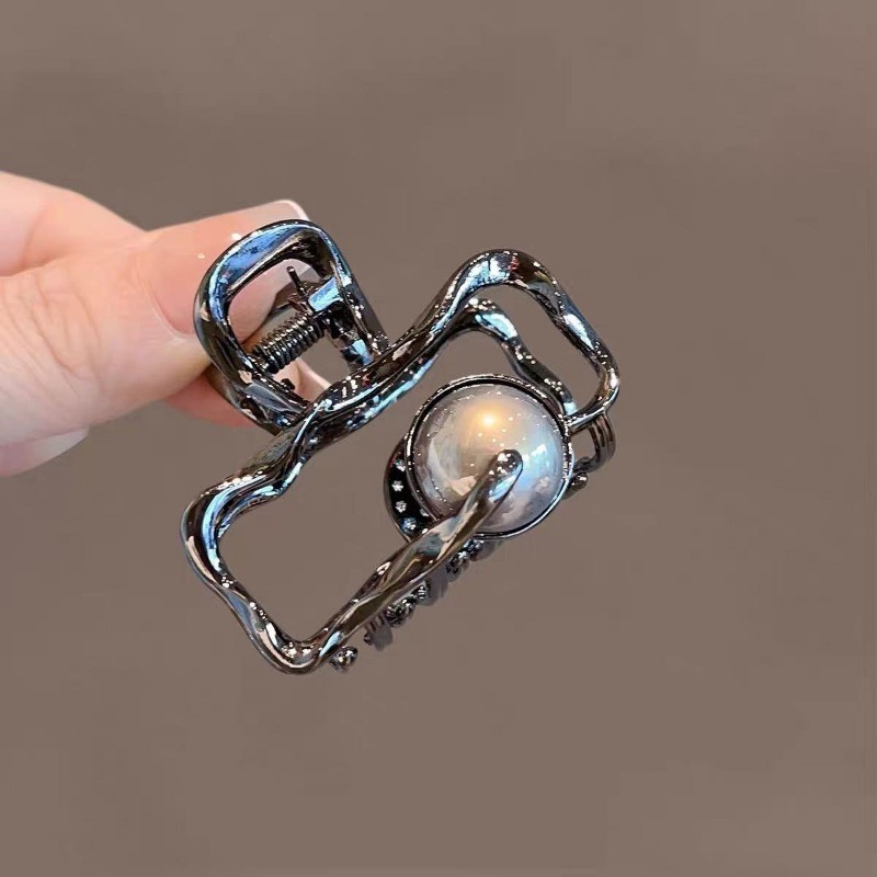 MAUROPOLI [Sẵn sàng] Design Sense Niche Liquid Metal Grab Clip Medium High-End Cold Wind Back Head Half-Tie Hair Shark Clip