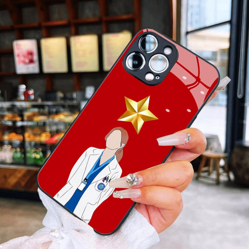 Ốp Lưng Kính Hình Bác Sĩ Cờ Đỏ Cho iPhone 16 17,15 14 13 12 11 8 7 6 6s 6p 7p 8p 6g 7g 8g Pro Max XR XS xsmax Plus