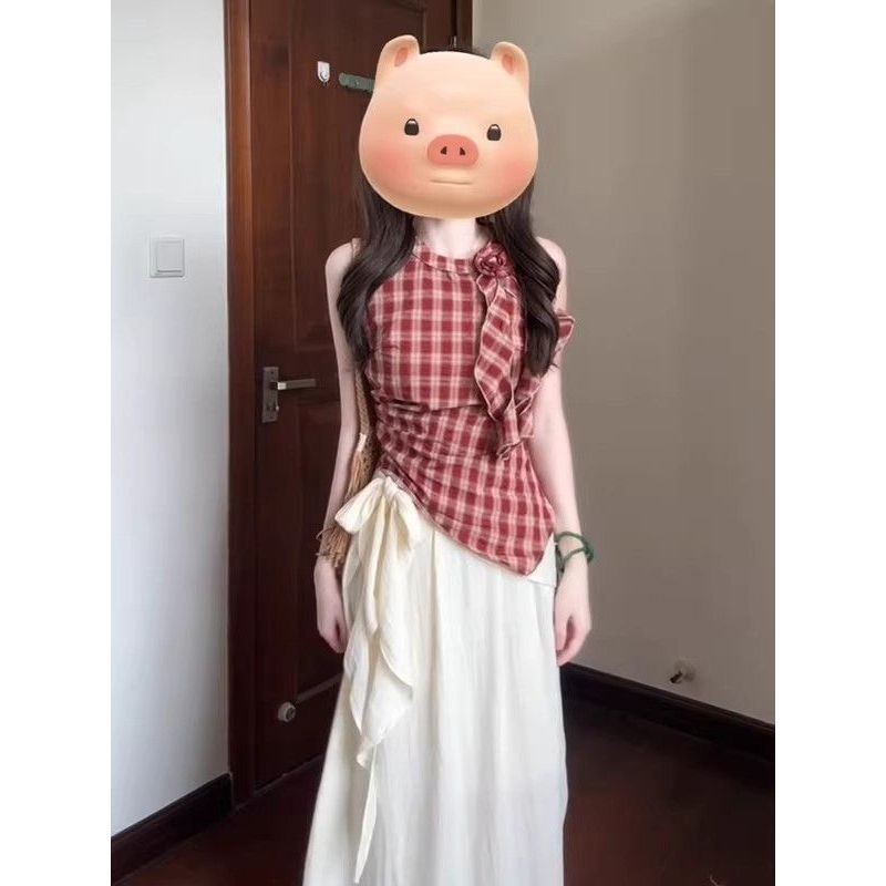 [YU]Thiết kế vest cổ yếm kẻ caro không đều, phối váy buộc eo cao nhẹ nhàng, thanh lịch.