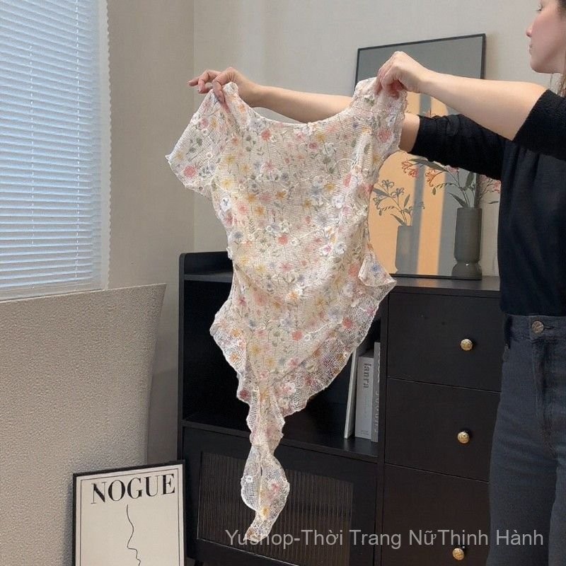 [YU]Áo blouse phong cách Pháp ngọt ngào, tay ngắn ôm dáng, hoa nhấn ly lệch nữ tính.