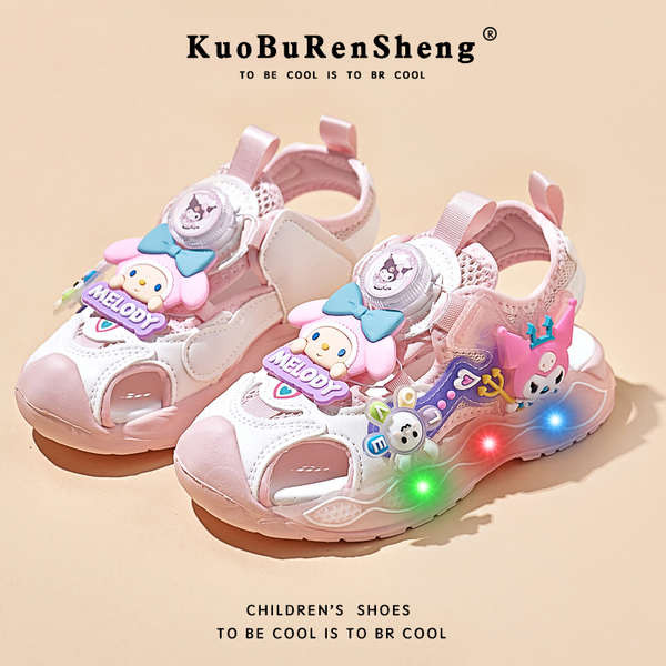 🔥 dễ thương 🔥 chống trơn trượt Giày sandal chớp đèn sáng cho bé gái Đế mềm Siêu nhẹ sandal bé gái đèn LED phát sáng Ngày thiếu nhi giày đi biển có hàng sẵn ✰Mùa Hè 2025 Bé Gái Mới ' Khóa xoay Cối xay gió nhỏ Giày đi biển Baotou Giày đế mềm cho trẻ e