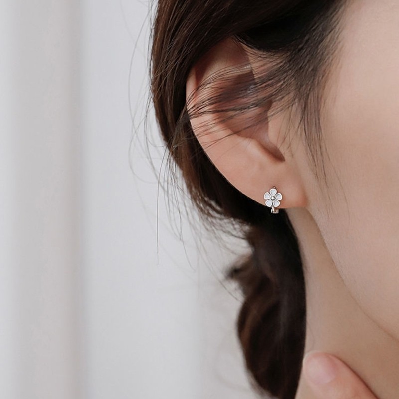 Cinna Dainty Golden Daisy Ear Studs Trang sức thẩm mỹ Nhật Bản Bông tai nhẹ cho tai nhạy cảm và trang phục công sở