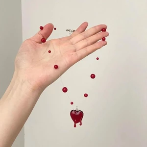 Mặt dây chuyền máu nhỏ giọt trái tim đỏ Vòng cổ trắng cổ điển