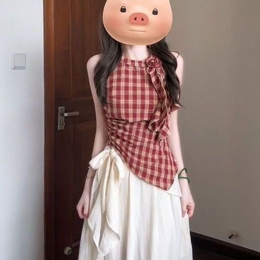 [YU]Thiết kế vest cổ yếm kẻ caro không đều, phối váy buộc eo cao nhẹ nhàng, thanh lịch.