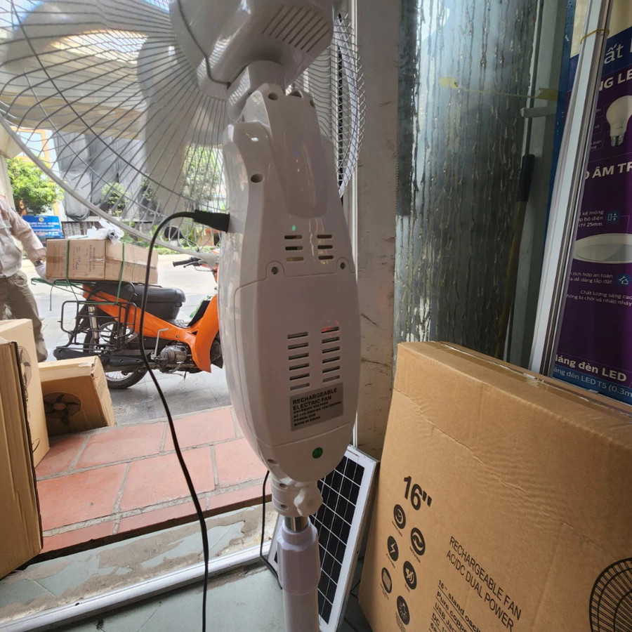 Quạt Năng Lượng Mặt Trời Cỡ Lớn Tích Điện Đa Năng – Kèm Đèn LED & Tấm Pin Solar 30W