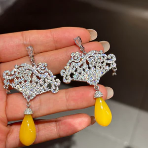 Bông tai zircon thời thượng với thiết kế sang trọng và thanh lịch, lấy cảm hứng từ xu hướng mới nhất của Hàn Quốc.