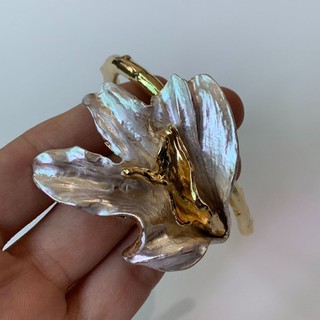1 chiếc Vòng tay hoa tulip màu trắng vàng với thiết kế mở đàn hồi