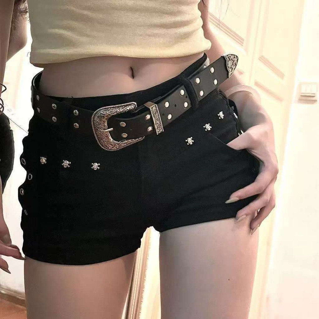 Quần short denim trắng cạp thấp mùa hè mới, ôm sát, có đinh tán, ôm hông