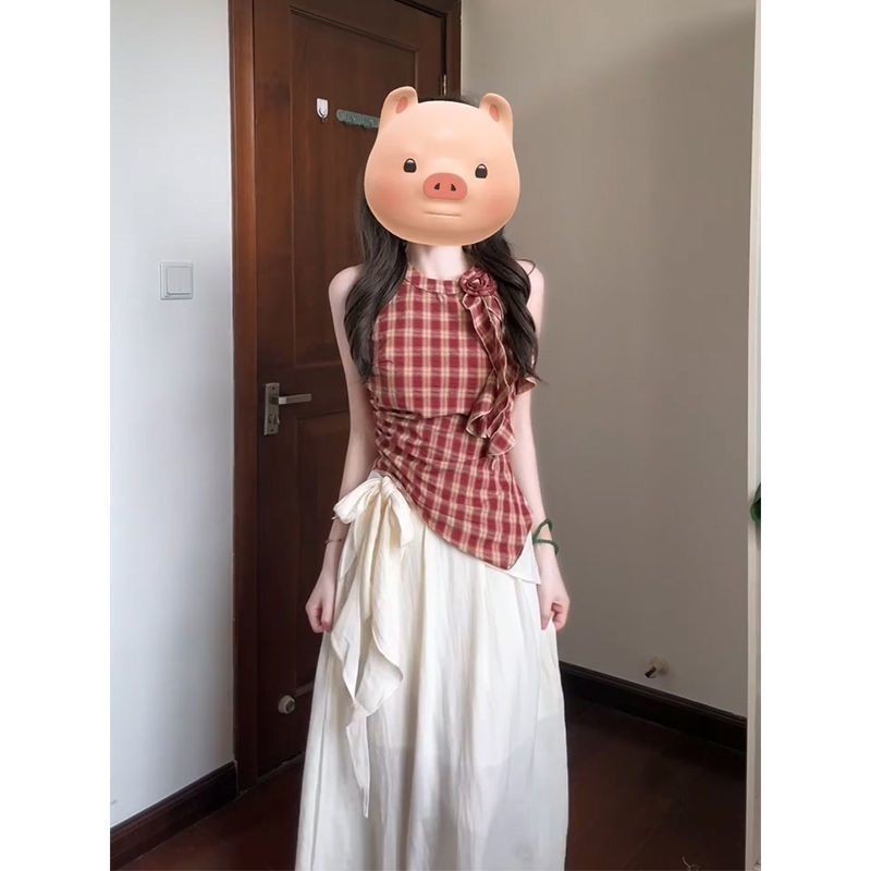 [YU]Thiết kế vest cổ yếm kẻ caro không đều, phối váy buộc eo cao nhẹ nhàng, thanh lịch.