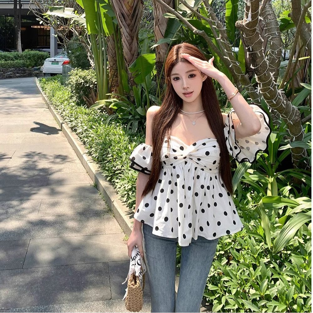 Áo blouse trắng chấm bi không vai, thiết kế nữ tính, phong cách Hàn Quốc, dễ thương và dễ kết hợp với quần áo khác.