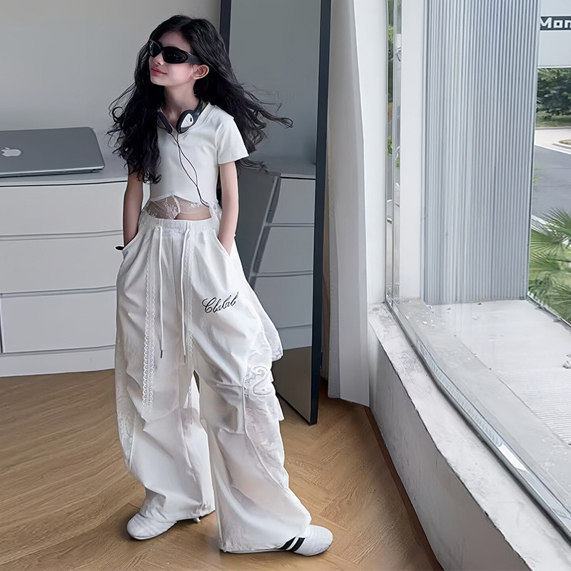 Bộ Đồ Thời Trang Bé Gái Mùa Hè 2025 Phong Cách Mới Trẻ Em Mỏng Phong Cách Ren Không Đều Khâu Áo Thun Tay Ngắn + Quần Ống Rộng Bộ Đồ Hai Mảnh